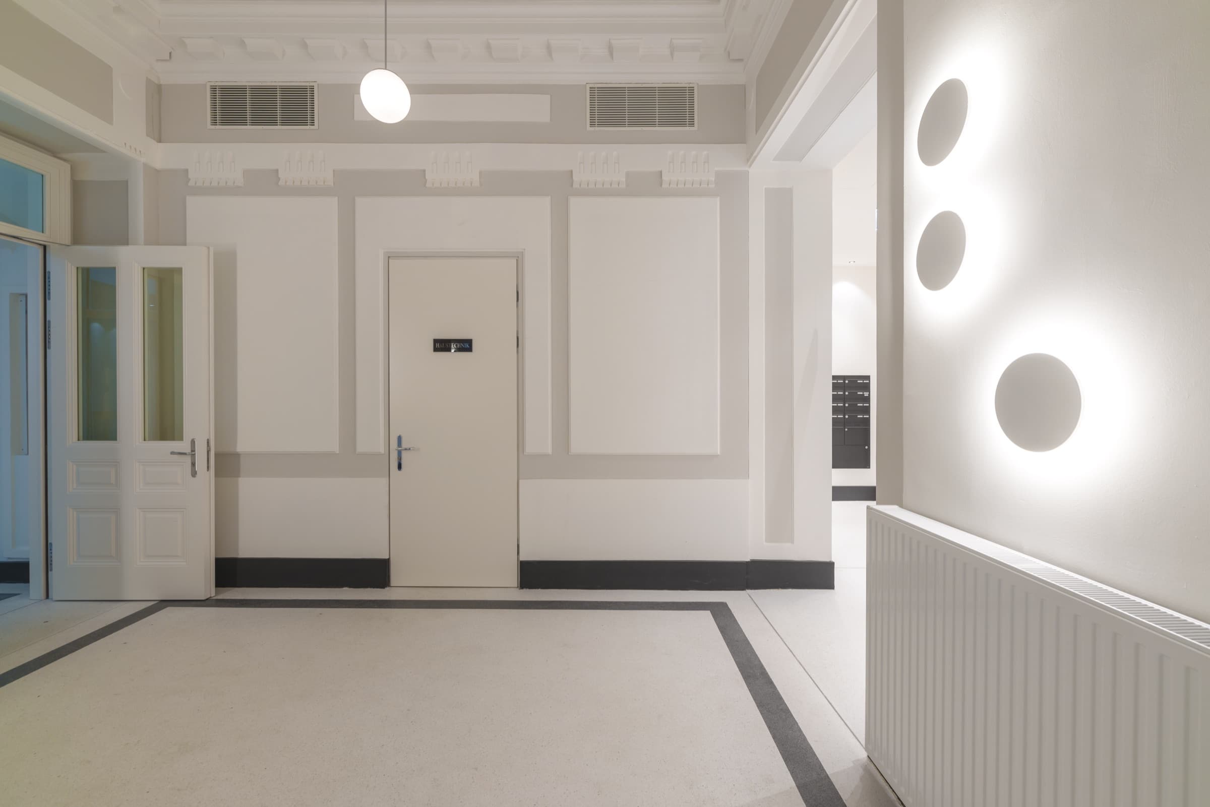 Berggasse 35 — façade and tower (photography)